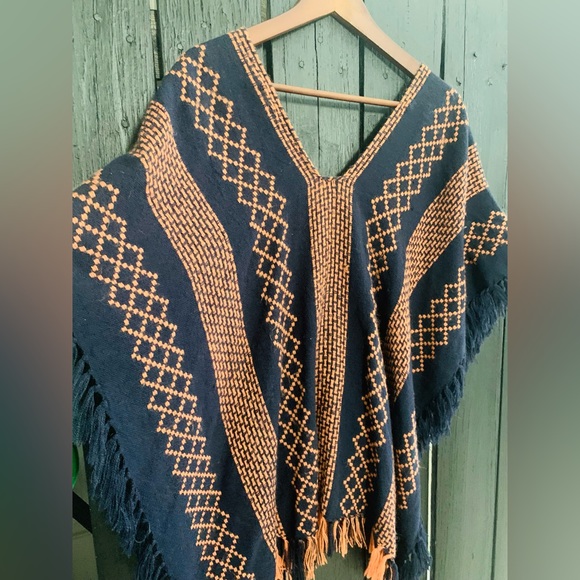 ☮️Free People- Pull Over ahead Poncho with fringe☮️ - Picture 2 of 4